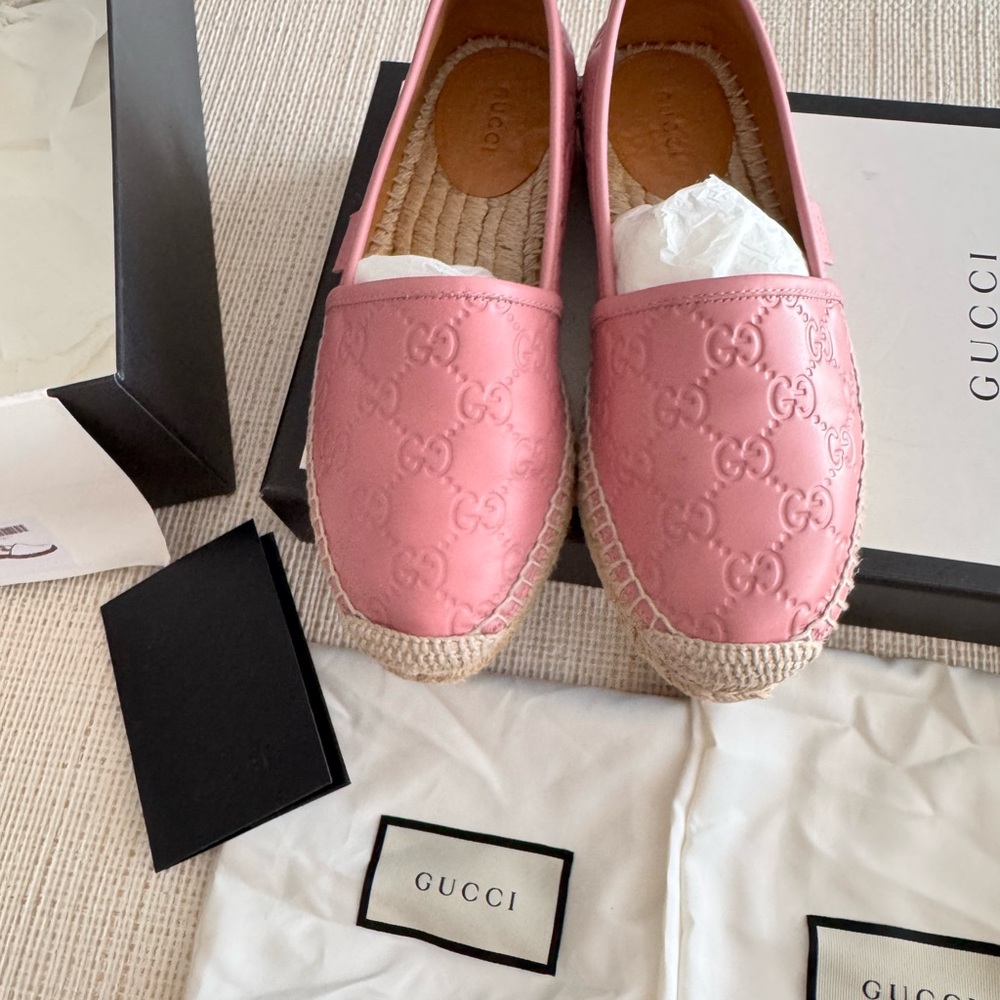 Gucci shoes. Worn once inside of the house.Great condition.Color/size sold out.